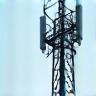 Antenna 5G moderna su uno sfondo urbano